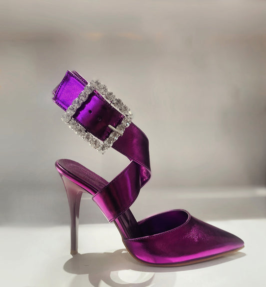 Pointed pumps with a buckle in purple